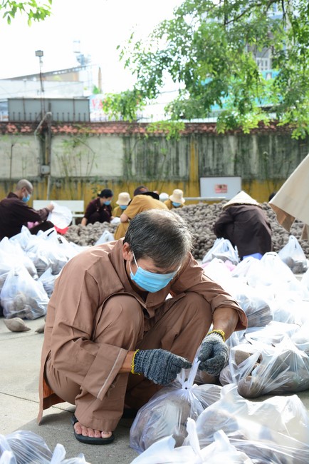 Continuing to support people in need in the Covid-19 pandemic of Hoang Phap Pagoda (series 2)